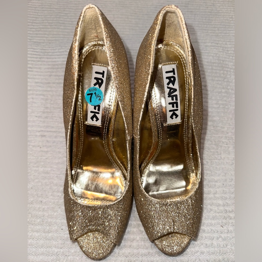 Traffic Women’s Gold Glitter Peep Toe 4” Heels Size 7.5. Never worn.